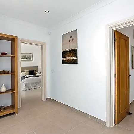 Vila Sleeps 10 With Pool Air Con And Wifi *
