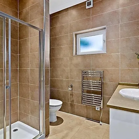 Vila Sleeps 10 With Pool Air Con And Wifi *