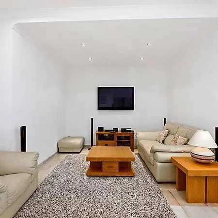 Vila Sleeps 10 With Pool Air Con And Wifi