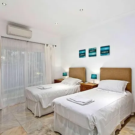 Sleeps 10 With Pool Air Con And Wifi * 维拉摩拉