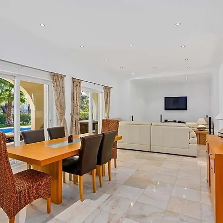Sleeps 10 With Pool Air Con And Wifi 别墅