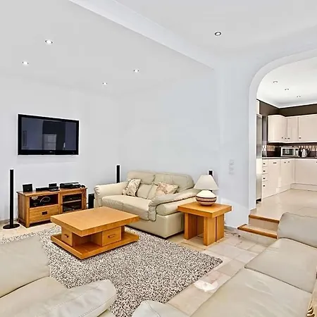 Sleeps 10 With Pool Air Con And Wifi